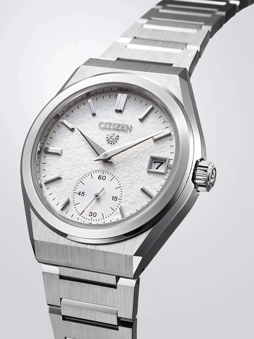 Citizen-Uhr mit weißem Zifferblatt und silbernem Armband, elegantes Design.
