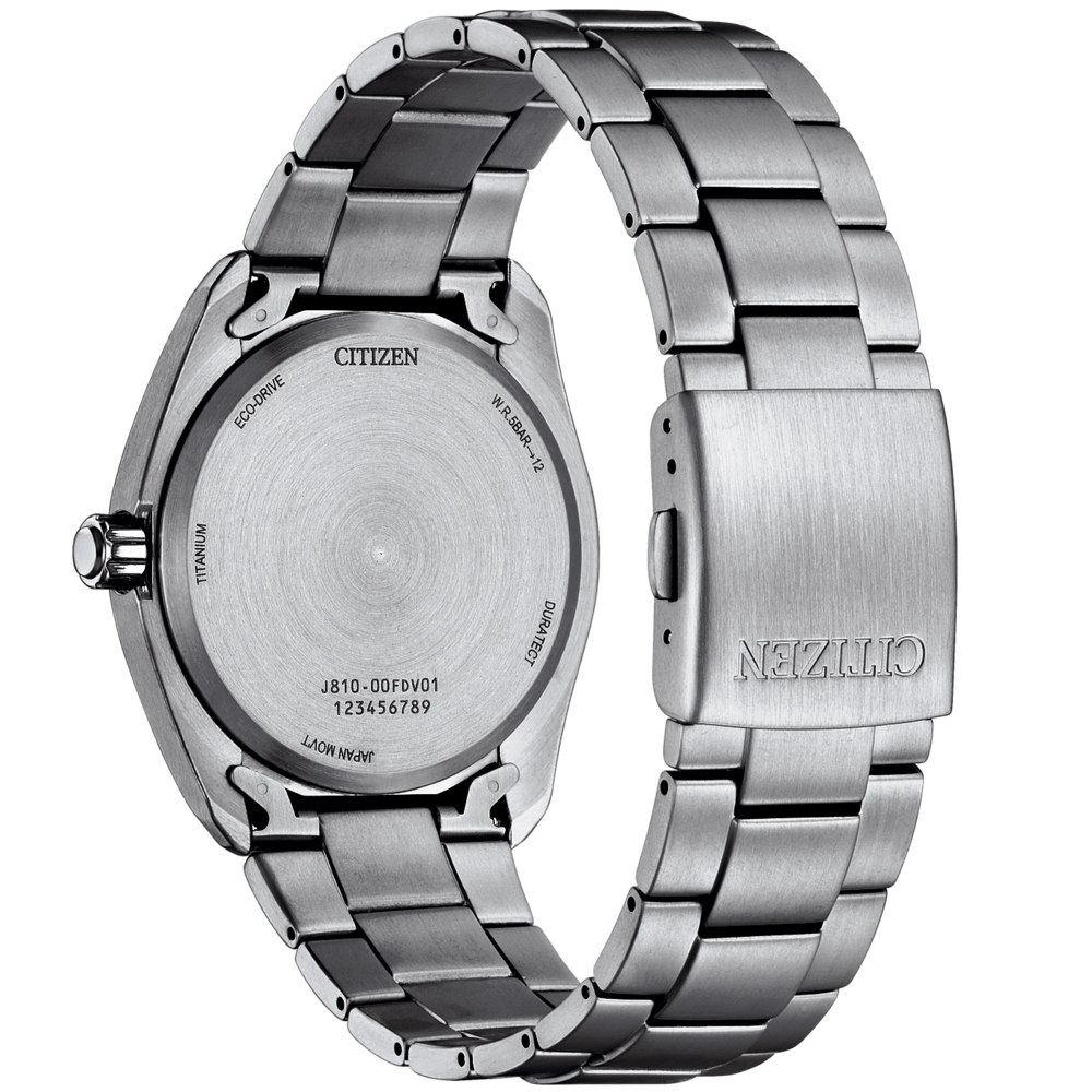 Nahaufnahme der Rückseite einer Citizen Eco-Drive Titanuhr mit der Modellnummer J810-00FDV01.