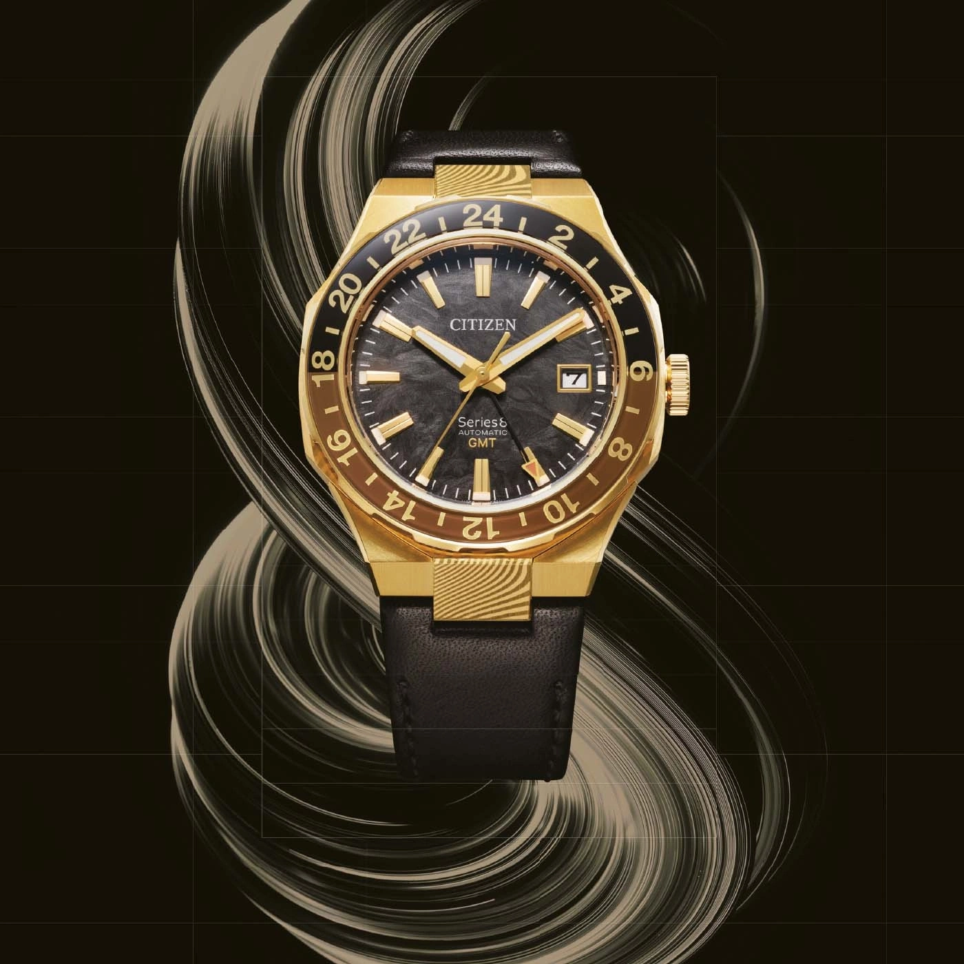 Eine goldene Citizen Automatik GMT Uhr mit schwarzem Zifferblatt und Lederarmband.