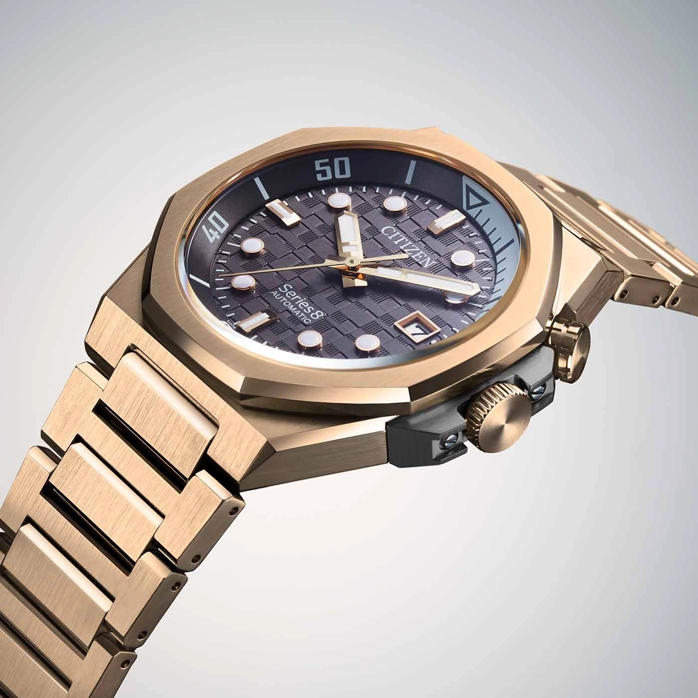 Nahaufnahme einer goldenen Citizen Series 8 Automatik-Uhr mit strukturiertem Zifferblatt.