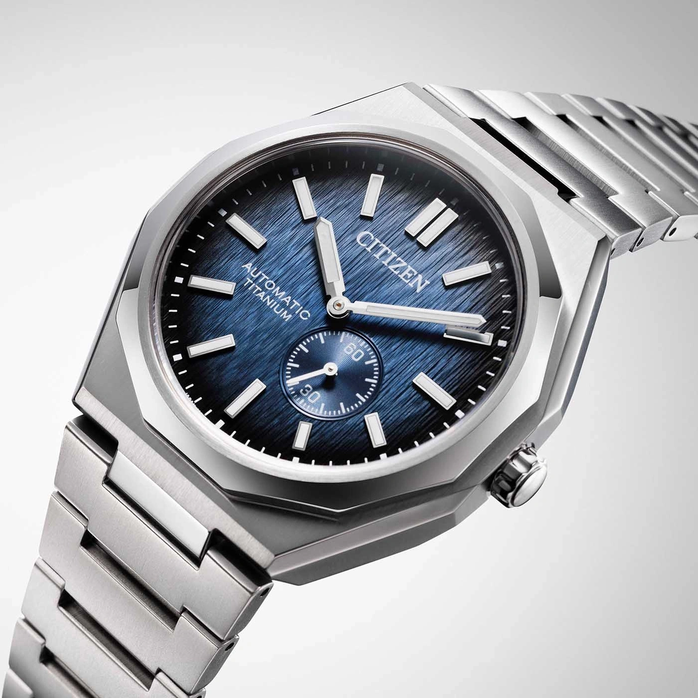 Citizen-Uhr mit blauem Zifferblatt und Titanarmband, Nahaufnahme.