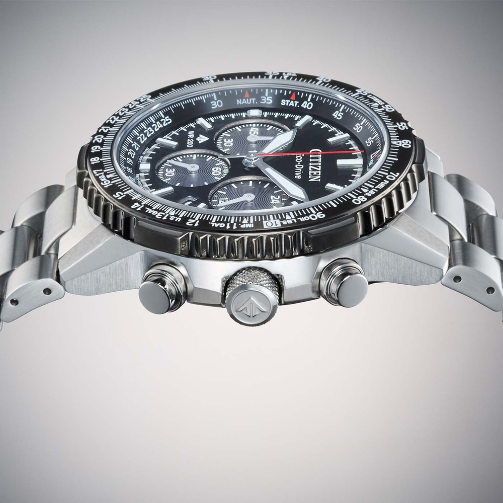 Nahaufnahme einer Citizen Eco-Drive Uhr mit schwarzem Zifferblatt und Metallarmband.