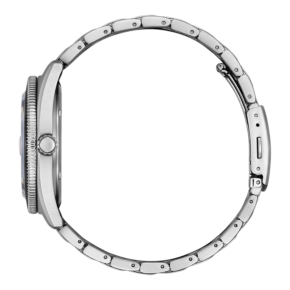 Seitenansicht einer silbernen Armbanduhr mit rundem Zifferblatt und Metallband.