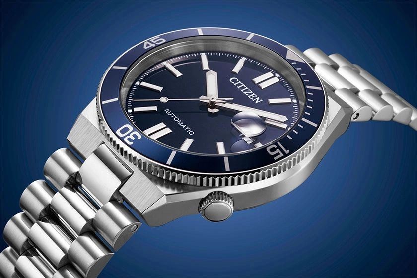 Nahaufnahme einer Citizen Automatik-Uhr mit blauem Zifferblatt und silbernem Armband.