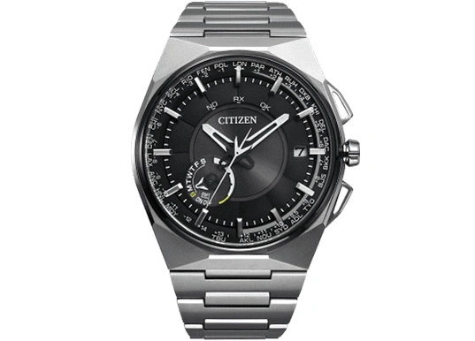 Citizen-Uhr mit schwarzem Zifferblatt, silbernem Armband und Weltzeitfunktionen.