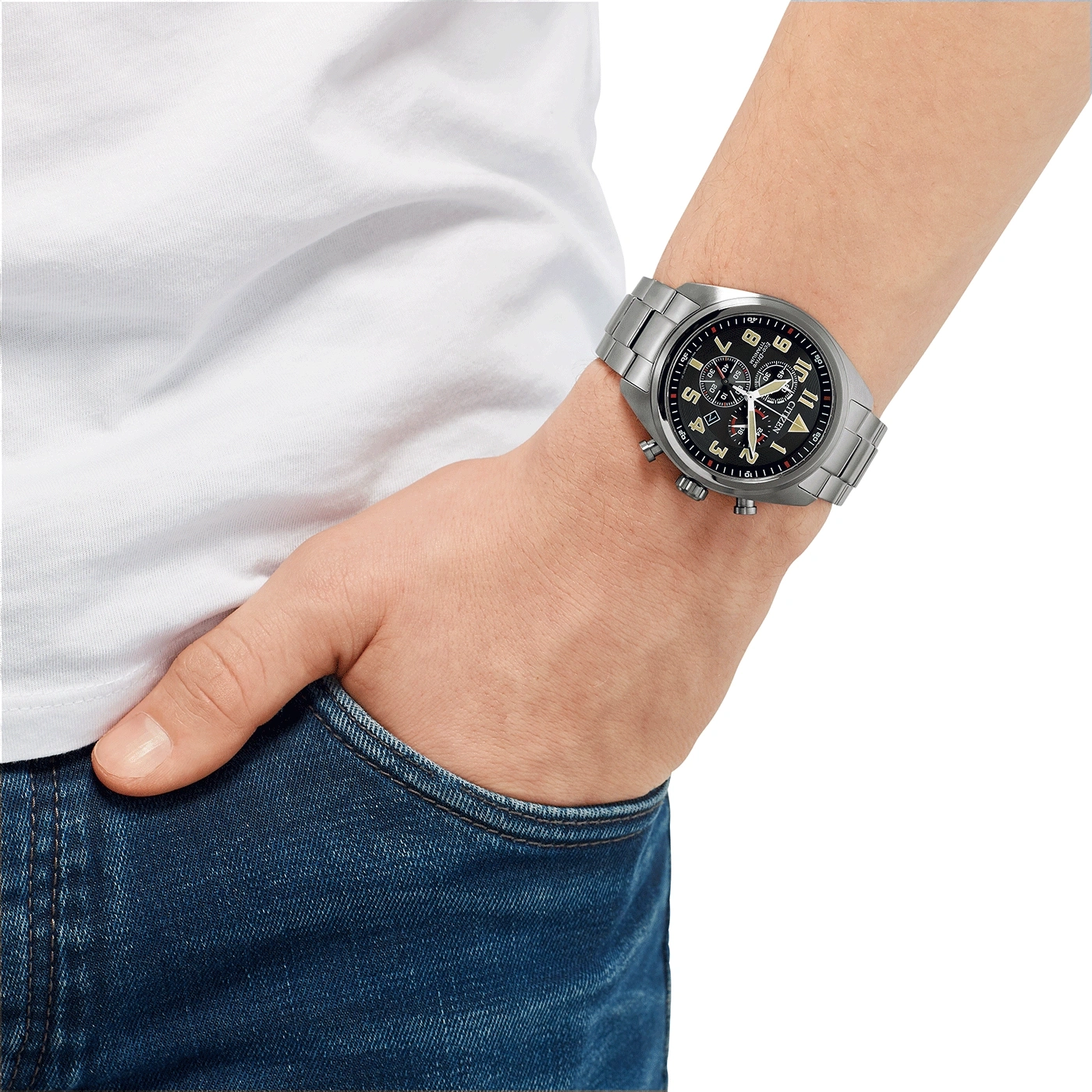 Mann mit silberner Uhr, weißem Hemd und blauer Jeans.