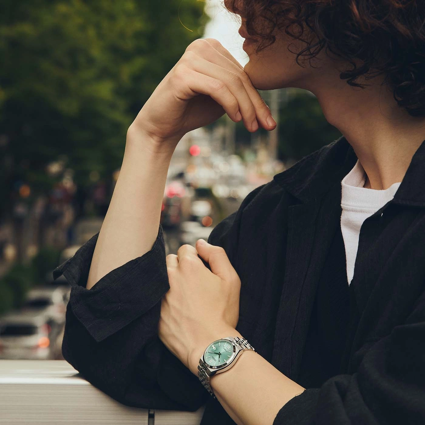 Mann trägt eine Uhr und denkt nach.