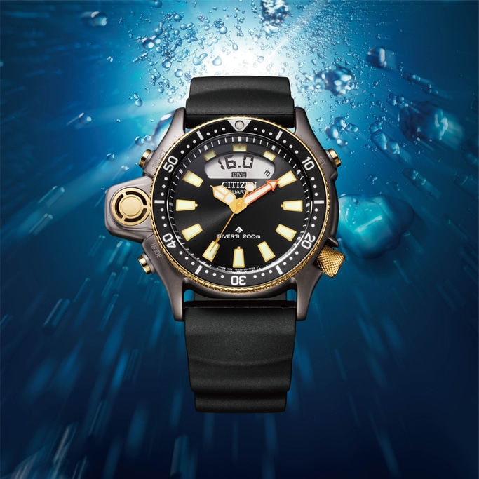 Citizen Taucheruhr unter Wasser mit Blasen, schwarze und goldene Details, Tiefenanzeige.