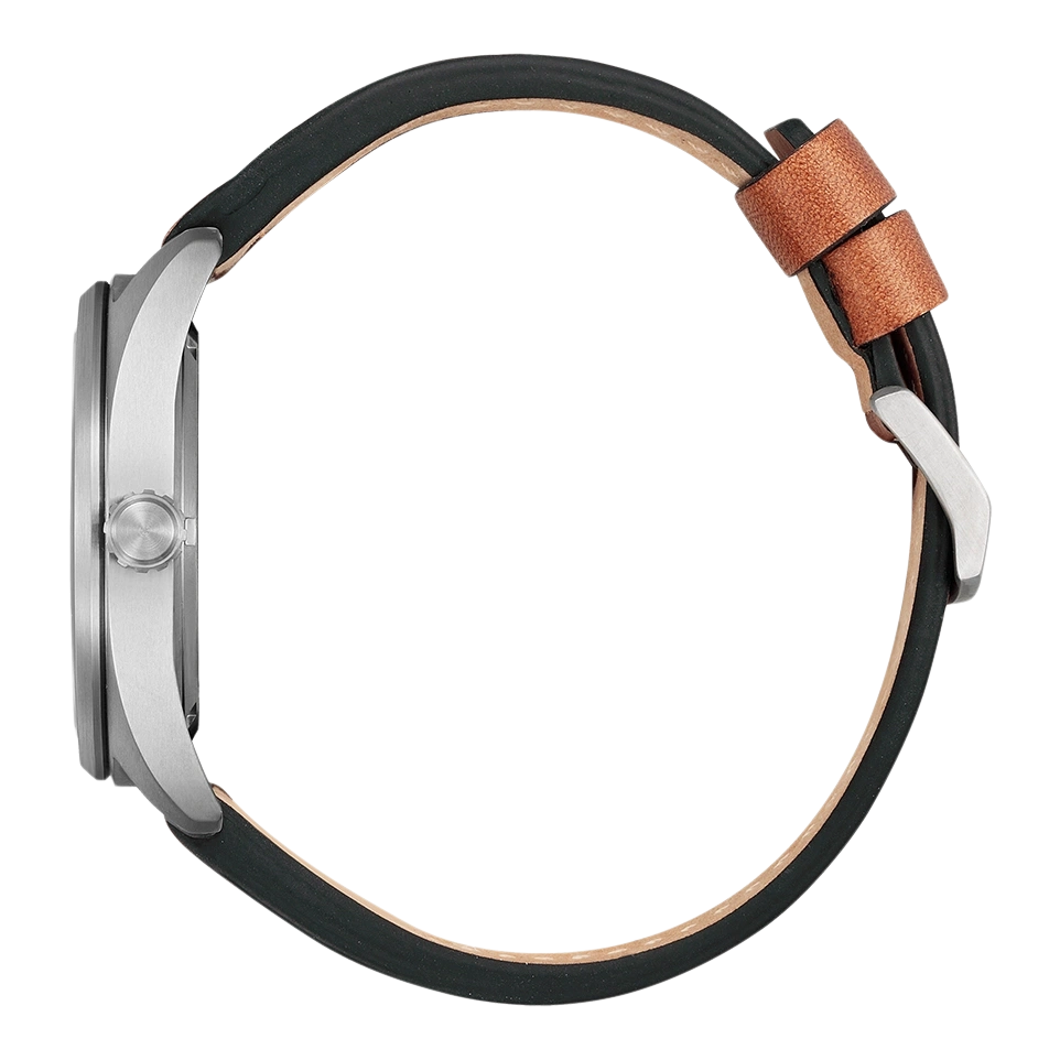 Seitenansicht einer silbernen Uhr mit schwarzem Lederarmband und braunen Akzenten.