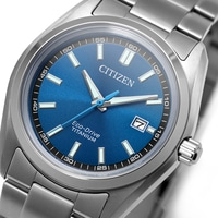 Eine Nahaufnahme einer Citizen Eco-Drive Titan Uhr mit blauem Zifferblatt und silbernem Band.