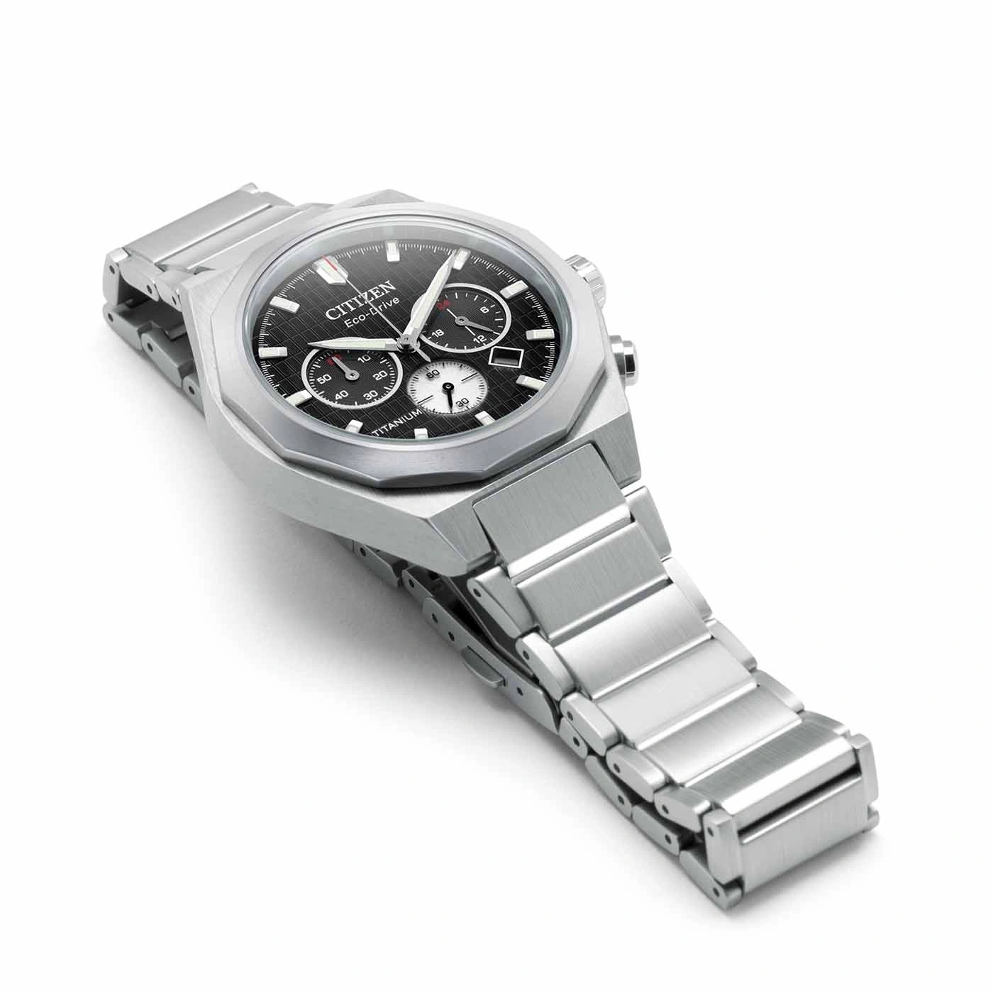 Citizen Eco-Drive Titanuhr mit schwarzem Zifferblatt und silbernem Armband.