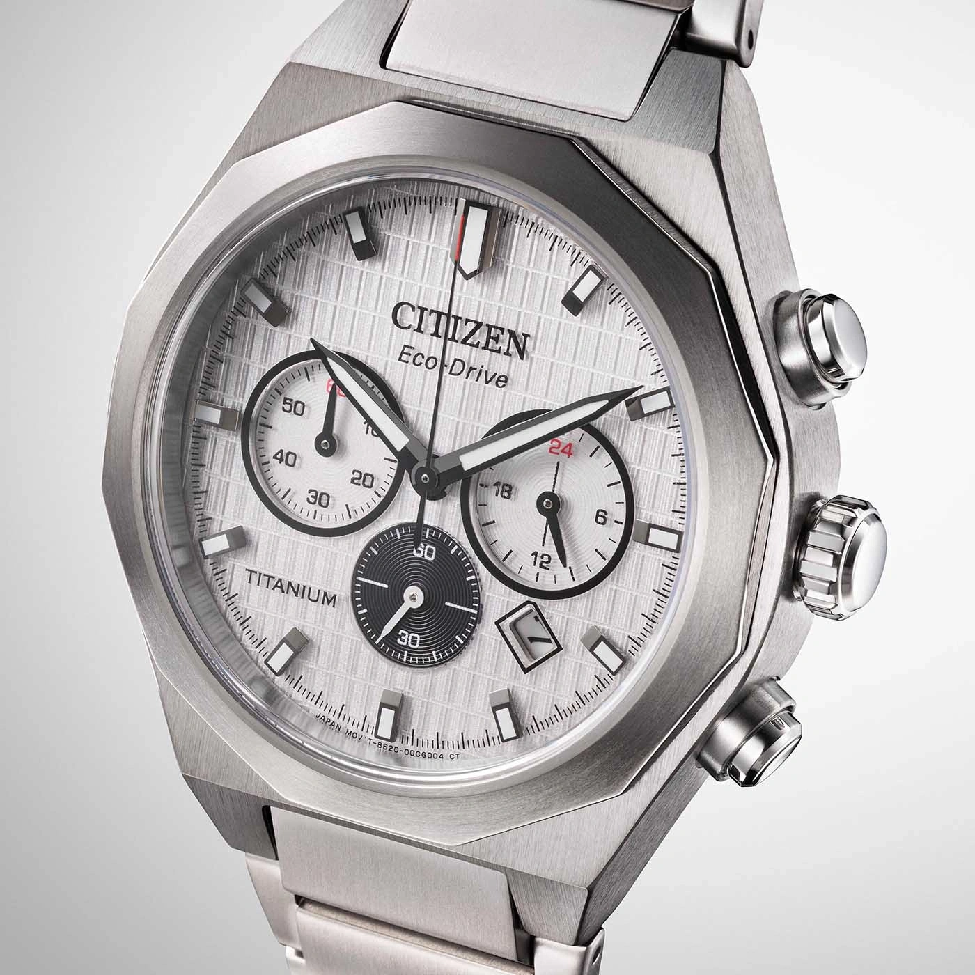 Citizen-Uhr mit Titangehäuse, Eco-Drive, Chronograph, silbernem Zifferblatt und Datumsanzeige.
