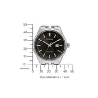 Citizen-Uhr mit schwarzem Zifferblatt, Eco-Drive und silbernem Armband. Maßstab.