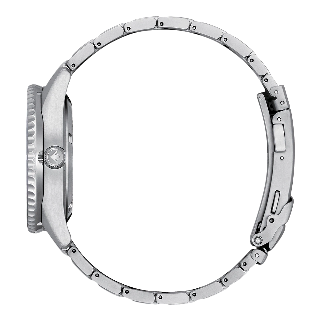 Seitenansicht einer silbernen Uhr mit Metallband und rundem Zifferblatt.