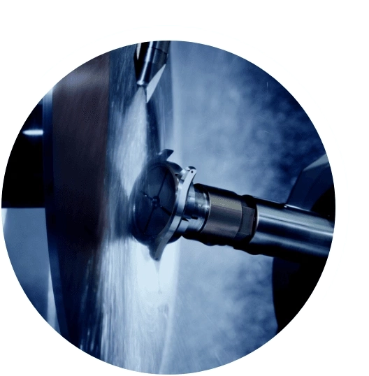 Metallbearbeitungsmaschine in Aktion, Metall präzise schneiden und formen.