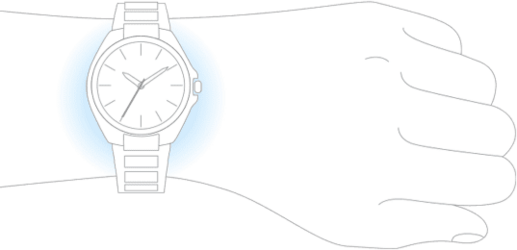 Ein Handgelenk mit einer Uhr, die Hand ist zu einer Faust geballt.