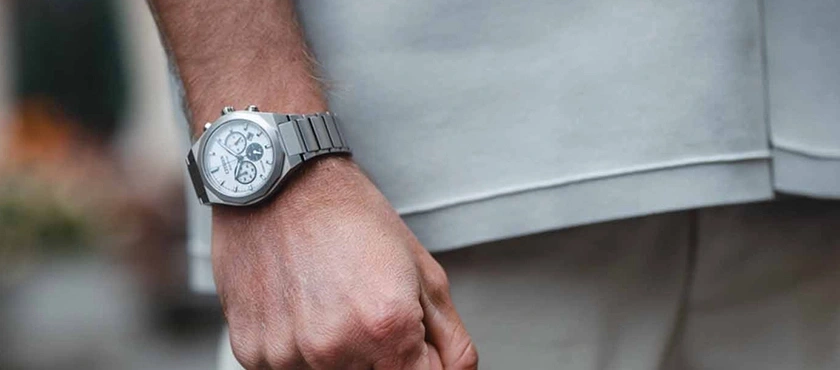 Handgelenk eines Mannes mit silberner Chronographenuhr