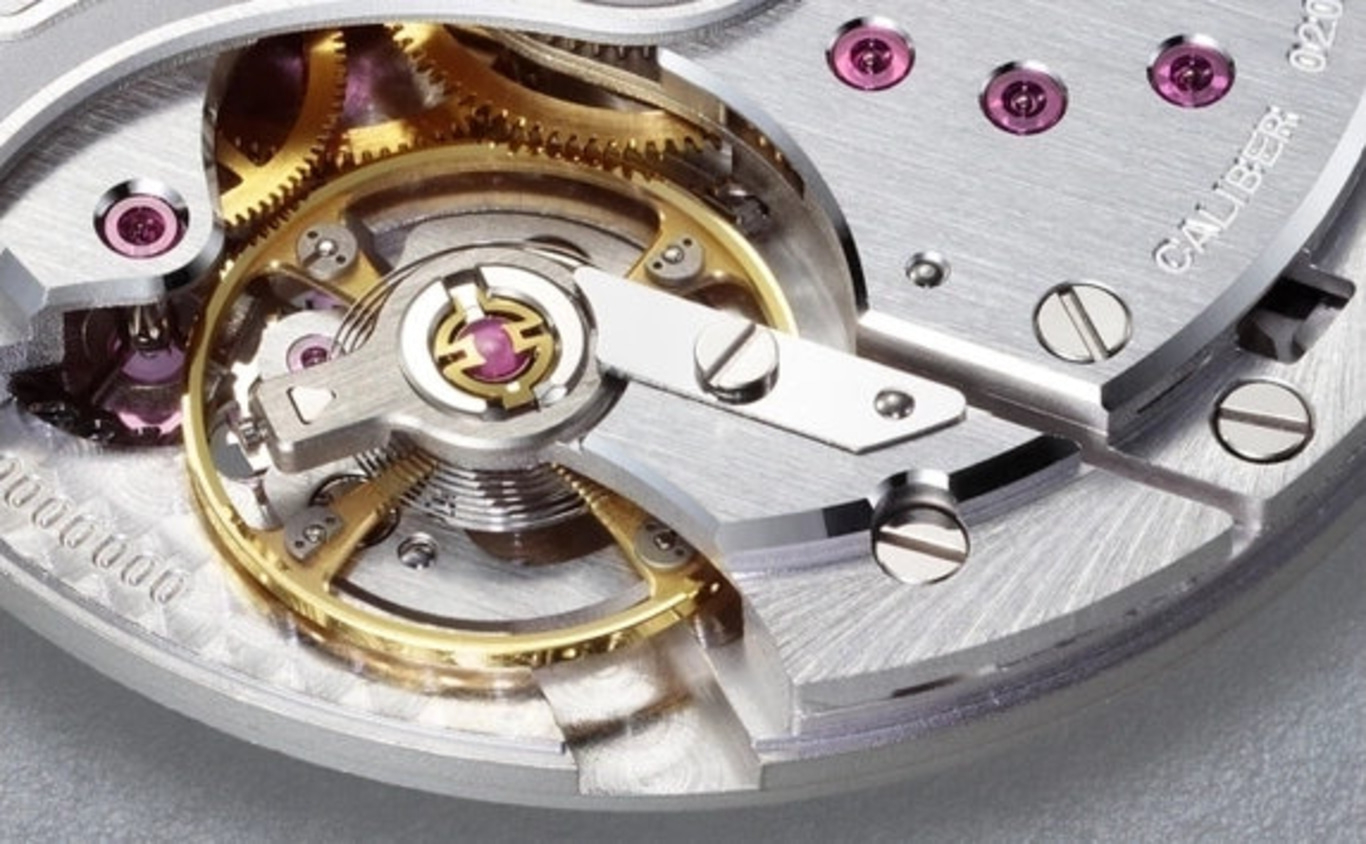 Nahaufnahme eines Uhrwerks mit Zahnrädern und Juwelen, detaillierte Ansicht.