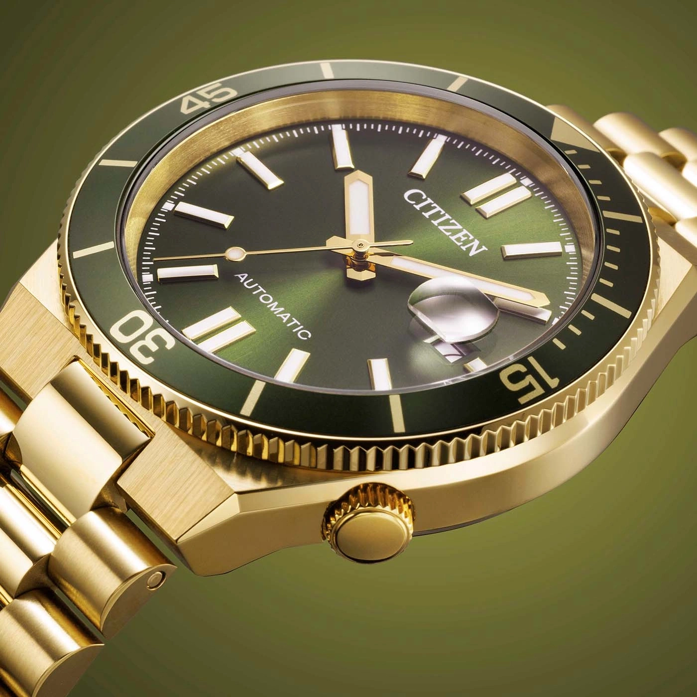 Nahaufnahme einer goldenen Citizen Automatik-Uhr mit grünem Zifferblatt und Lünette.