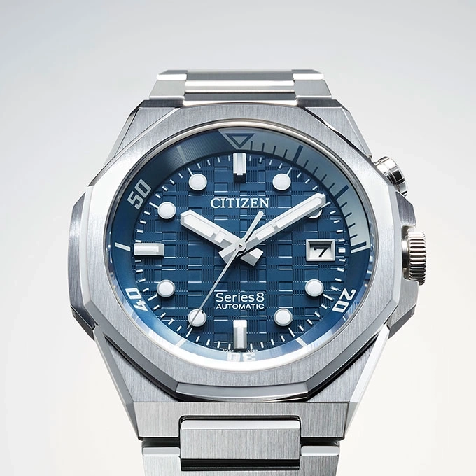 Citizen Series 8 Automatikuhr mit blauem Zifferblatt und Stahlarmband.