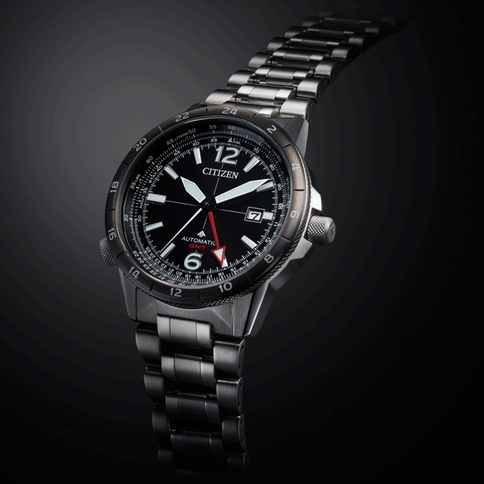 Citizen-Uhr mit schwarzem Zifferblatt, GMT, Automatik, Edelstahlband und Datumsanzeige.