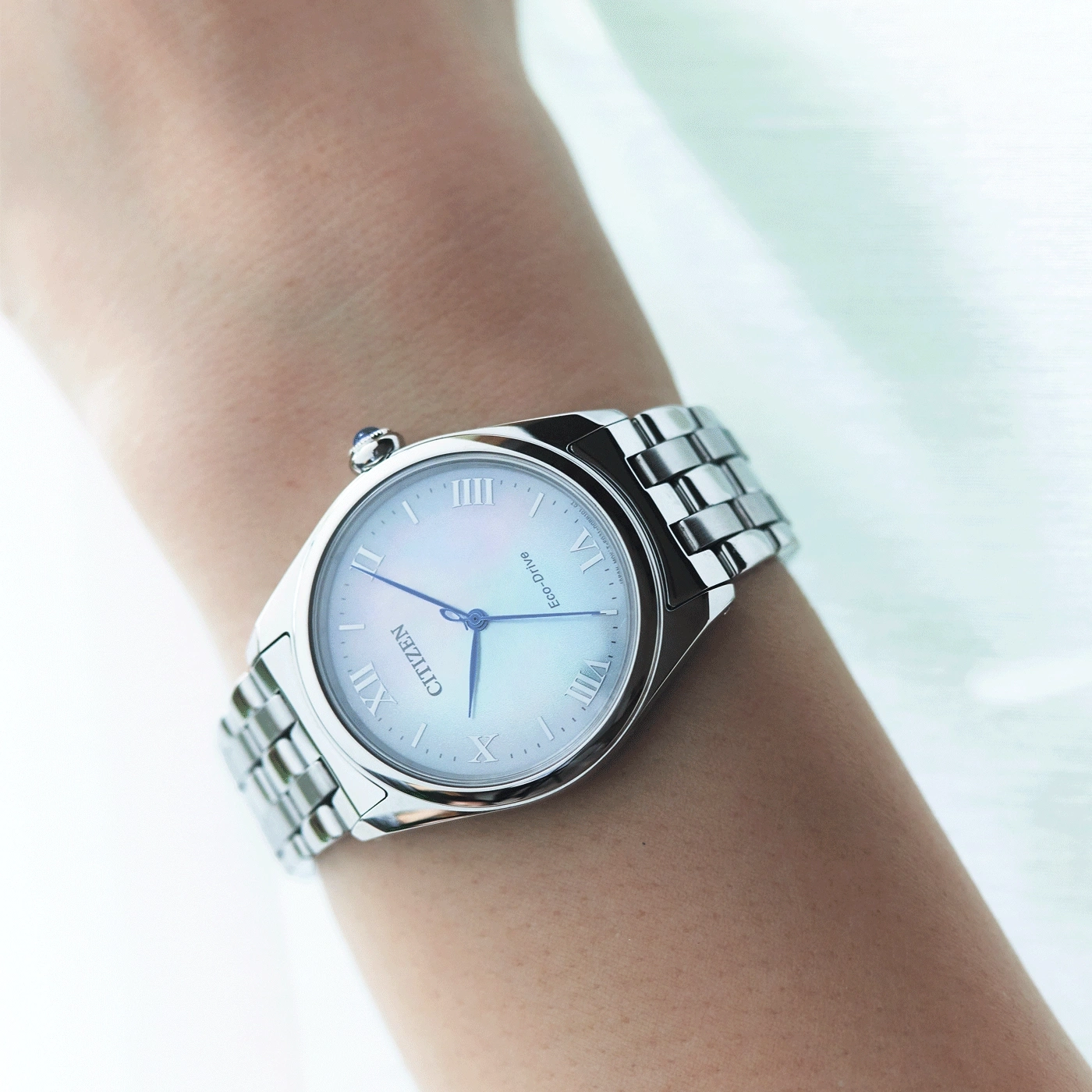 Citizen-Uhr am Handgelenk, silbernes Armband, weißes Zifferblatt, römische Ziffern, Eco-Drive