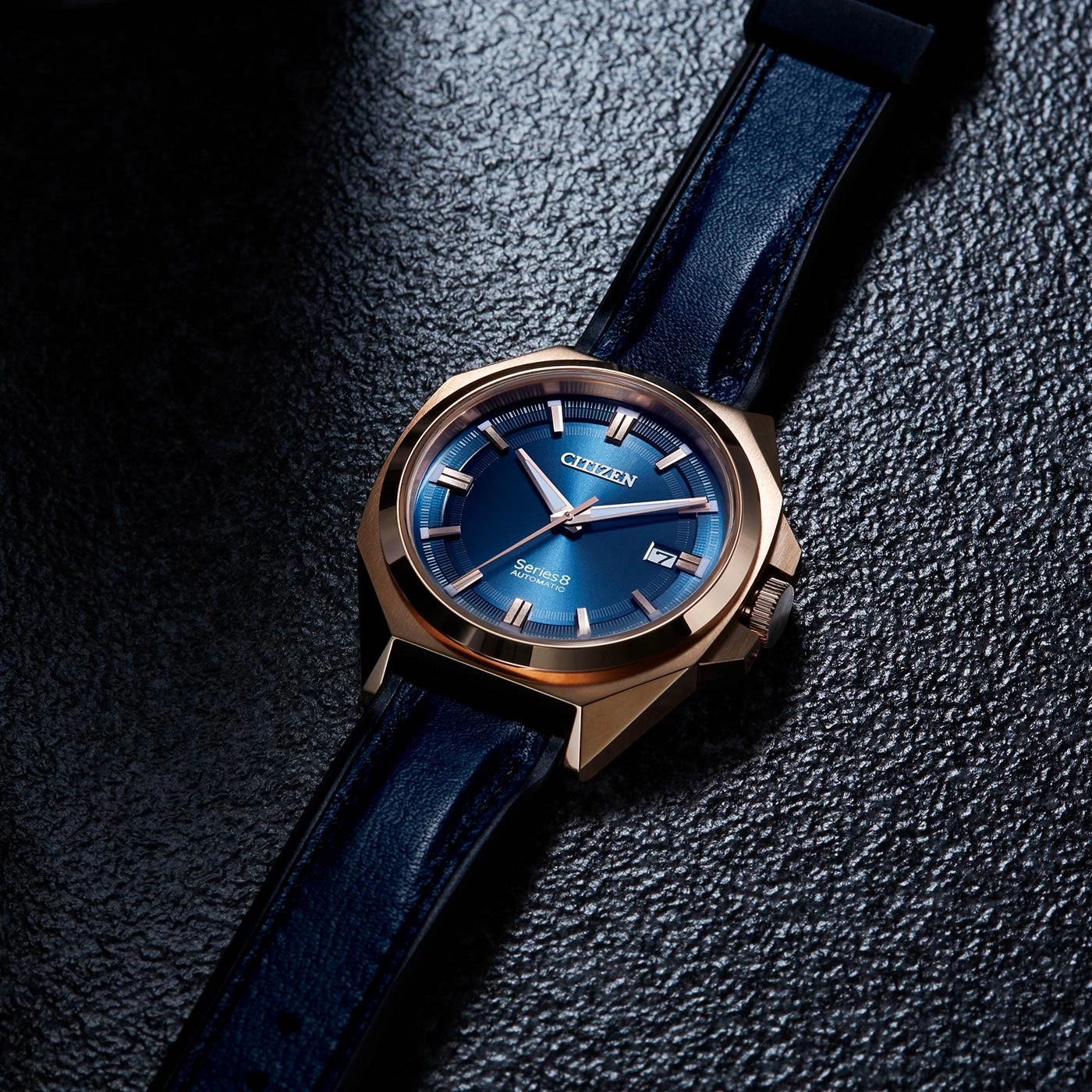 Citizen-Uhr mit blauem Zifferblatt und Lederarmband auf strukturierter Oberfläche