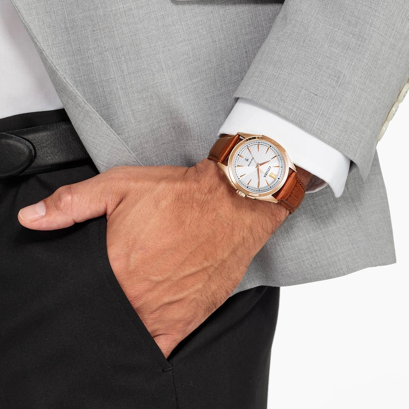 Mann mit Uhr, Anzug und Hand in der Tasche. Stilvolles Outfit.