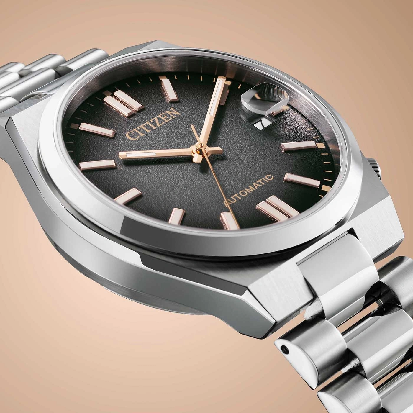 Citizen Automatikuhr mit schwarzem Zifferblatt und silbernem Armband.